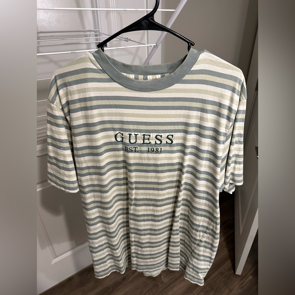 LIKE NEW Guess men’s fashion striped tee green